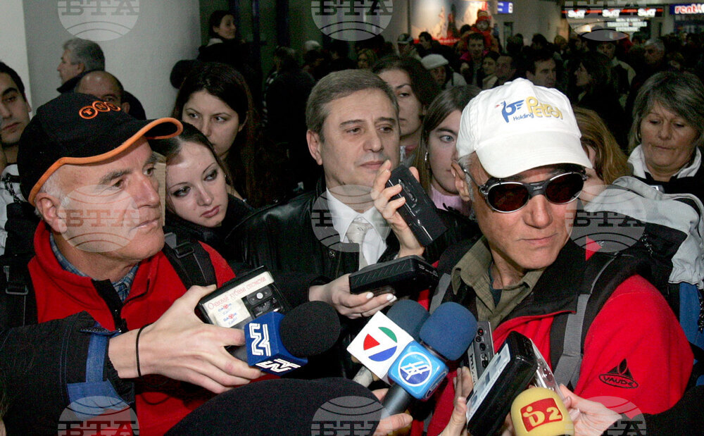 Преди 20 години за Антарктика потегля българска експедиция, която проучва и картографира планинската верига Тангра на остров Ливингстън 