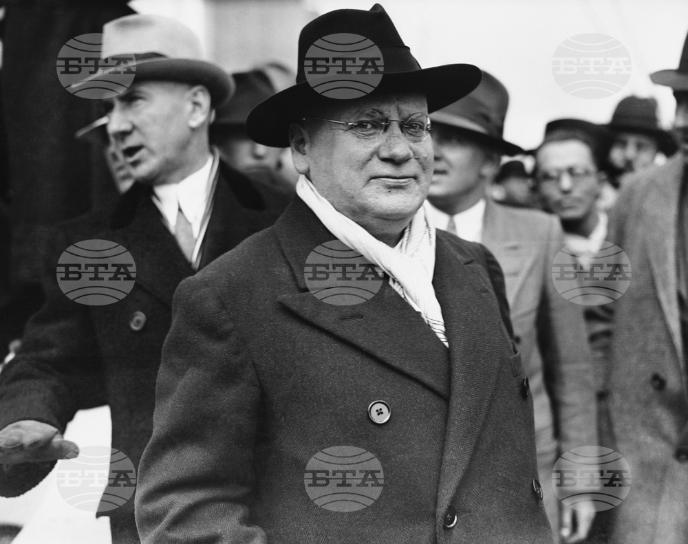 На 16 ноември 1933 г. САЩ и СССР възстановяват дипломатически отношения