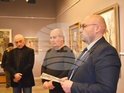 Снимка: Община Разград - Председателят на Общински съвет-Разград Стоян Ненчев и заместник-кметът Добрин Добрев присъстваха на откриването на изложба под надслов „145 години след войната” в ХГ”Проф. Илия Петров”. 