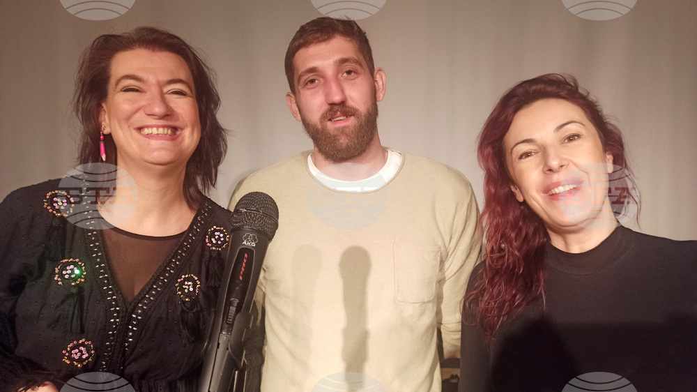 Трима актьори представят тази вечер стендъп комеди шоу в зала "Антракт" на шуменския театър