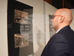 Снимка: Община Разград - Председателят на Общински съвет-Разград Стоян Ненчев и заместник-кметът Добрин Добрев присъстваха на откриването на изложба под надслов „145 години след войната” в ХГ”Проф. Илия Петров”. 