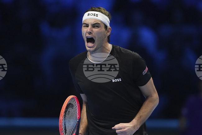 Тейлър Фриц победи Алекс Де Минор на Финалния турнир на АТП в Торино, Яник Синер се класира за полуфиналите без игра