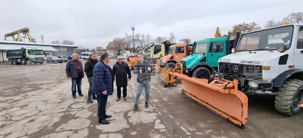 Кметът на Шумен остана удовлетворен, след като инспектира готовността на екипите и техниката за работа при зимни условия в общината