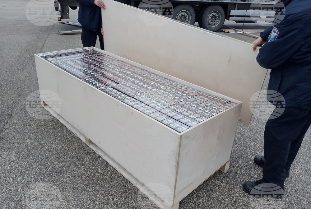 При три проверки на товарни автомобили на Дунав мост 2 са открити над 340 000 къса цигари