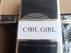 Снимка: Агенция „Митници“ - Митнически служители задържаха голямо количество „маркови“ парфюми от Китай 