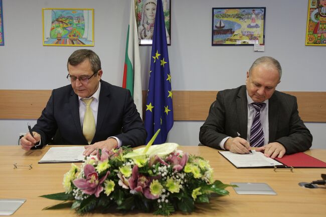 МОН: Близо 100 000 ученици ще получат подкрепа по проект на МОН