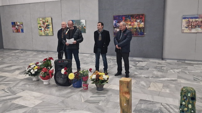 Художникът от Търговище Румен Райнов подреди изложба „Пътища“ по повод 60-ата си годишнина