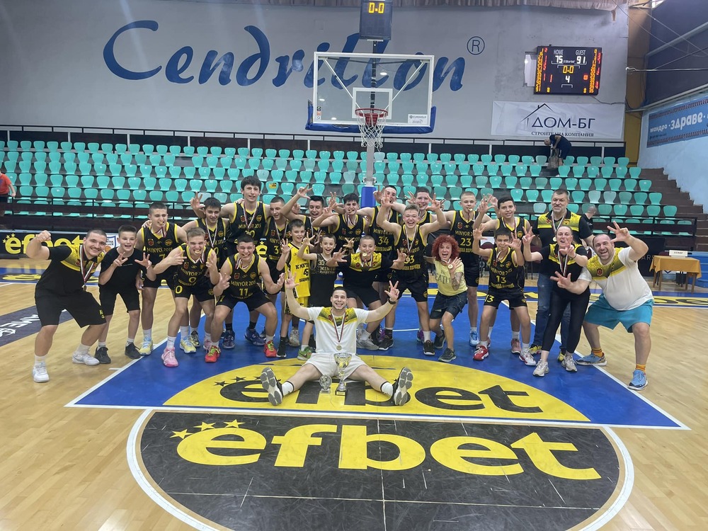 Шестнадесетгодишините баскетболисти на "Миньор 2015" - Перник пристигнаха в Прага за участие в Европейската младежка лига, съобщи Милен Дудев