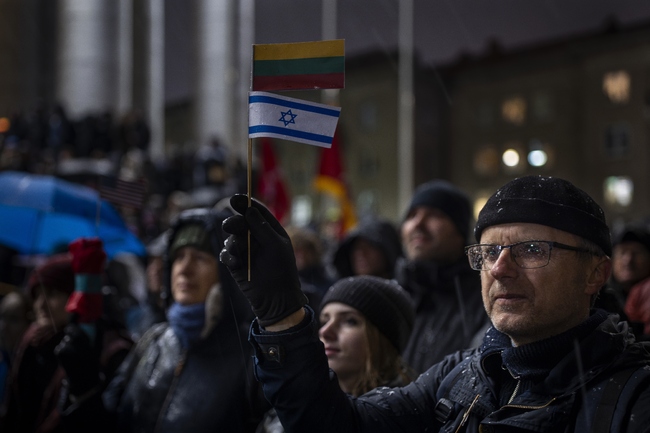 Хиляди протестираха във Вилнюс срещу влизането в правителството на партия, чийто лидер е съден за антисемитизъм
