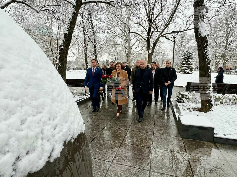 Представители на БСП поднесоха цветя пред Паметника на спасението по повод Международния ден в памет на жертвите от Холокоста