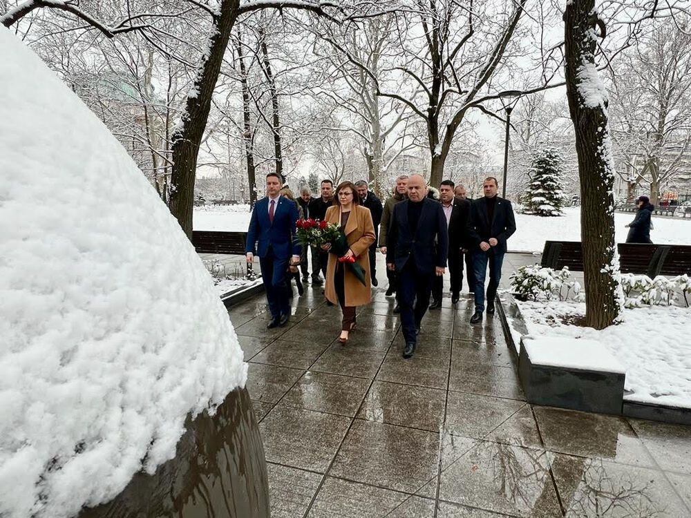 БСП поднесе цветя на Паметника на спасението на българските евреи