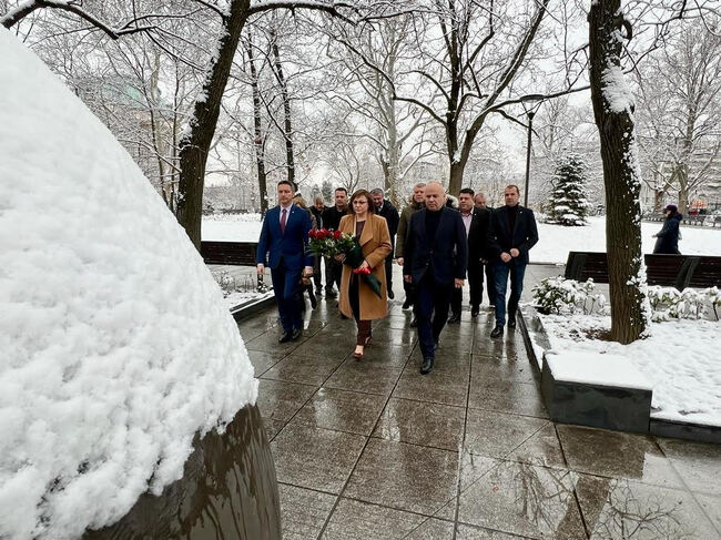 БСП поднесе цветя на Паметника на спасението на българските евреи