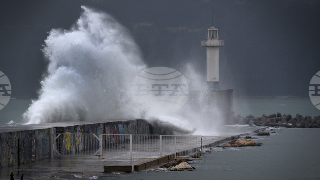 Издирването на изчезналите моряци след потъването на влекача "Астана" в Румъния бе временно преустановено заради лошо време