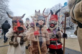Перник - „Сурвакариада“ - младежко маскарадно дефиле