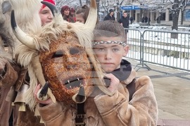 Перник - „Сурвакариада“ - младежко маскарадно дефиле