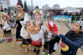 Перник - „Сурвакариада“ - младежко маскарадно дефиле