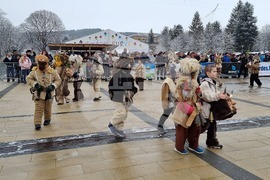 Перник - „Сурвакариада“ - младежко маскарадно дефиле