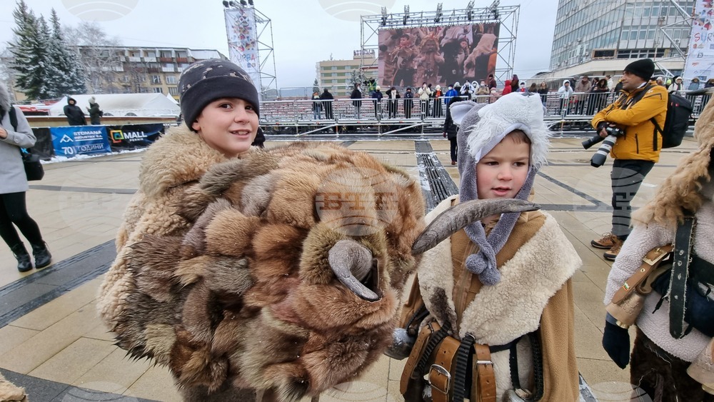 Перник - „Сурвакариада“ - младежко маскарадно дефиле