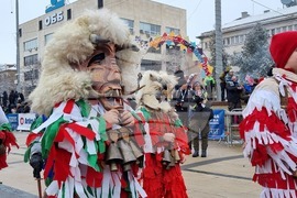 Перник - „Сурвакариада“ - младежко маскарадно дефиле