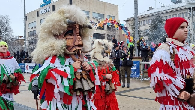 Перник - „Сурвакариада“ - младежко маскарадно дефиле