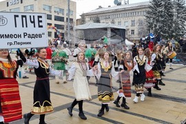 Перник - „Сурвакариада“ - младежко маскарадно дефиле