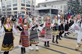 Перник - „Сурвакариада“ - младежко маскарадно дефиле