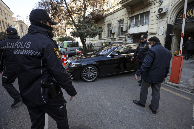 Четирима души са арестувани за опит за убийство на азербайджански депутат, заявиха властите