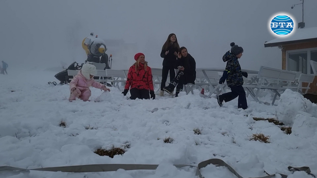 Първият сняг в парк "Родопи" привлече десетки пловдивчани в курорта