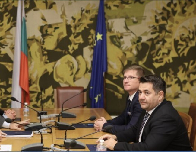 Димо Дренчев и Иво Русчев от „Възраждане“: Разпънал ли е Асен Василев „политически чадър“ над „Nexo“