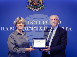 Министър Весела Лечева се срещна с президента на Международната федерация по хокей на лед