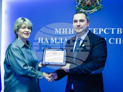 Министър Весела Лечева се срещна с президента на Международната федерация по хокей на лед