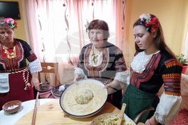 Село Жабокрът - зелник - замесване