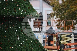 Бургас - коледна украса - подготовка