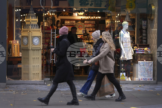 Продажбите на дребно във Великобритания растат над очакванията през декември заради силните онлайн покупки