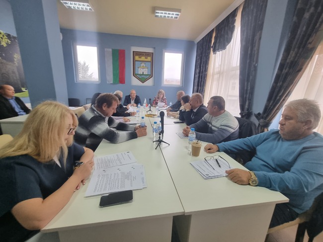 Общинският съвет в Земен разгледа докладни, свързани с ремонтирането на поликлиниката и две крила от бившето училище в града