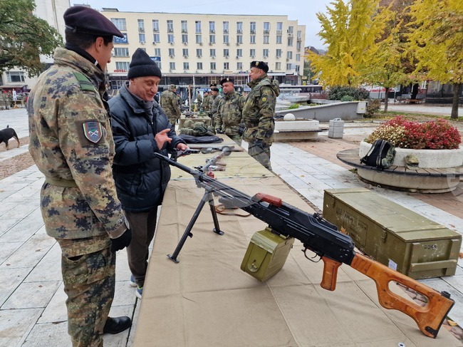 Техника и оборудване бяха показани в Свищов по време на кампания за популяризиране на военната професия 