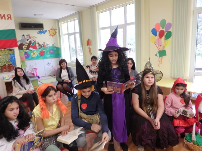 Ученици влязоха в роля на герои от приказки, за да четат пред деца в Ценово