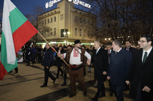 Президентът Румен Радев: Който твърди, че българският дух вехне, че родните традиции погасват, нека дойде в Перник