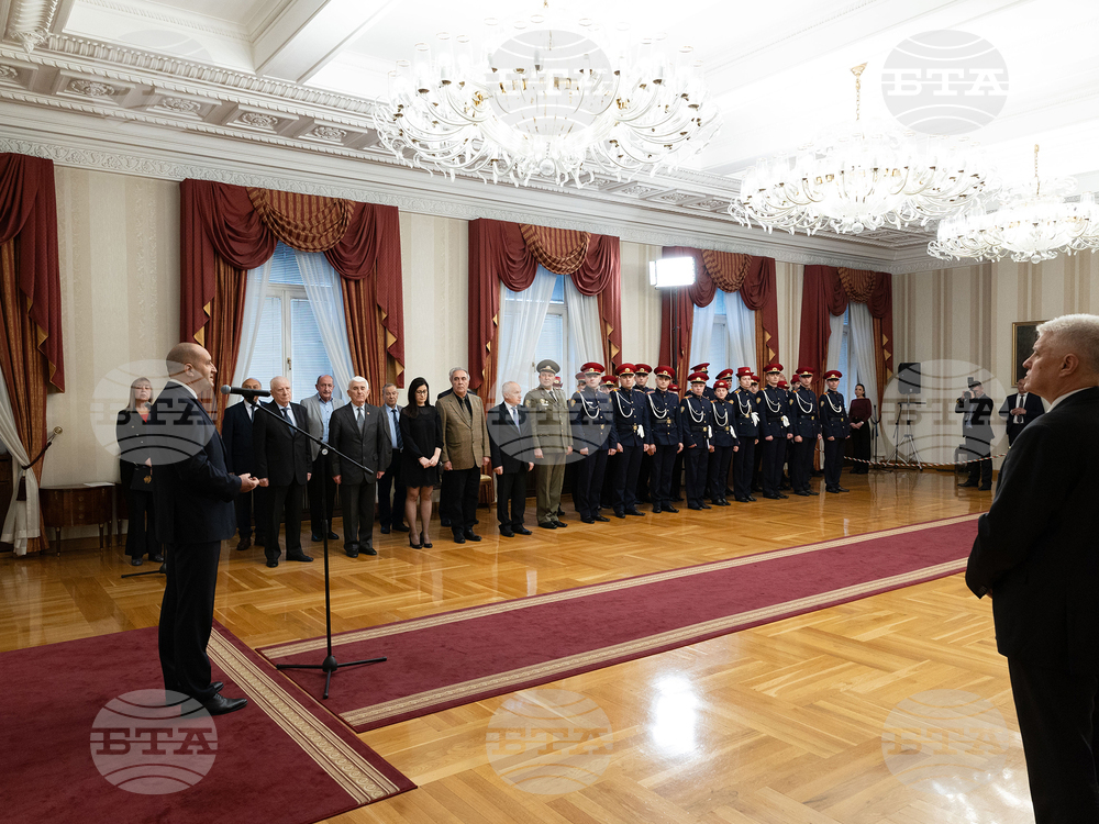 Държавният глава Румен Радев удостои с Почетен знак на президента генералите от запаса Цветан Тотомиров и Златан Стойков