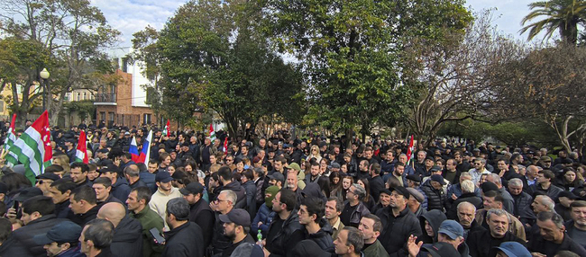 Протестиращите в Абхазия отхвърлиха предложението на президента Аслан Бжания и отказват да предадат контрола над сградите на властта в Сухуми