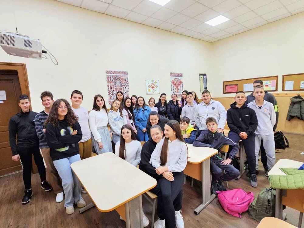 Заместник-кметът Таня Колчакова-Янева чете на ученици в основно училище "Проф. Иван Батаклиев" в Пазарджик по повод Деня на четенето