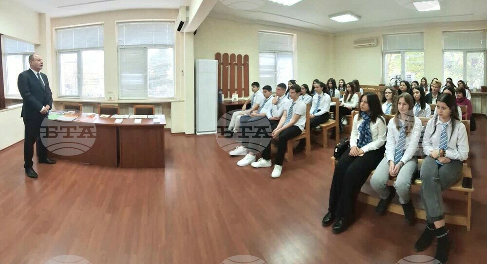 Ученици от специалността "Съдебна администрация" посетиха Окръжния съд в Силистра
