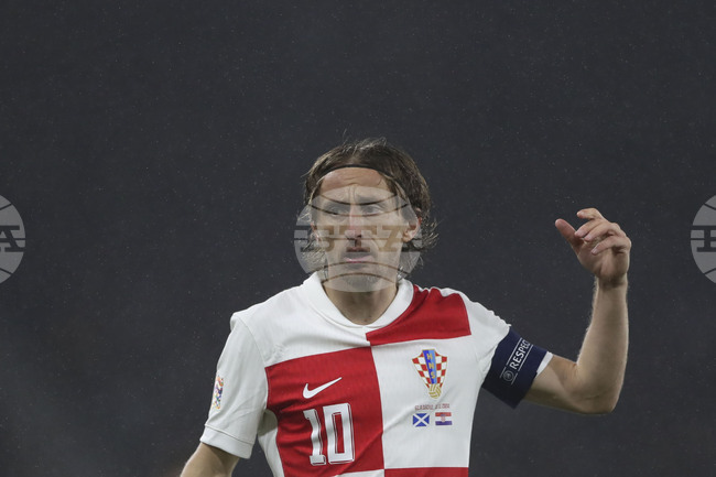 Лука Модрич е готов да намали заплатата си, за да остане още един сезон в Реал Мадрид