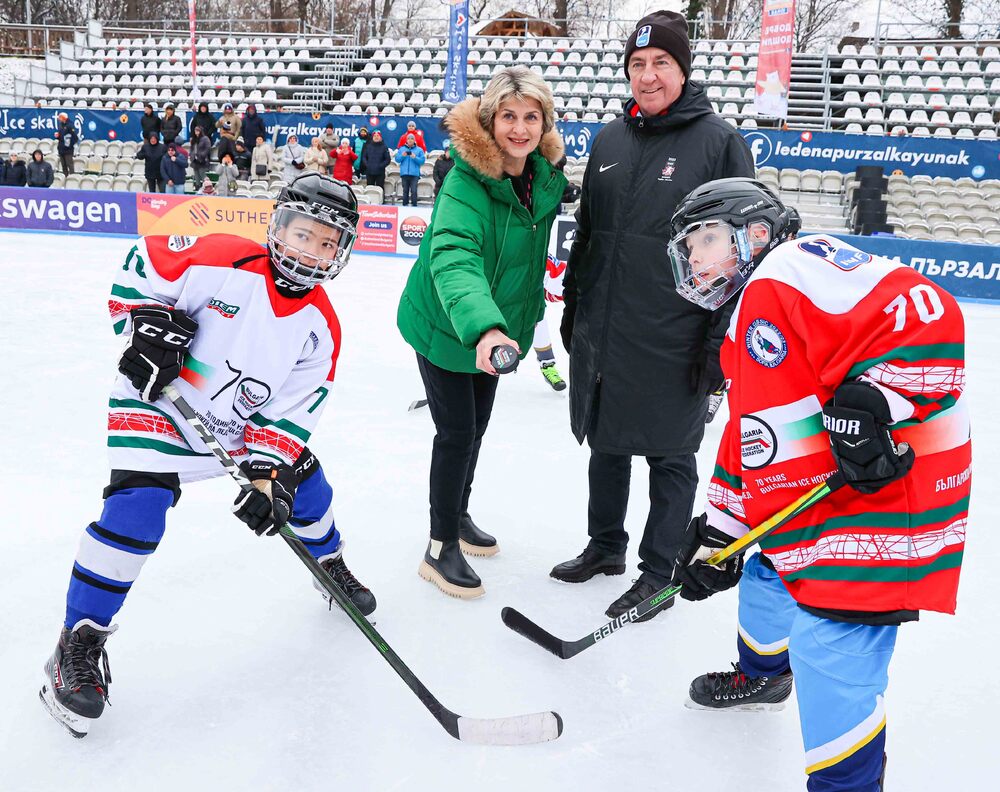 Весела Лечева пусна първата шайба на хокейния фестивал „Зимна класика“