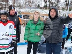 Весела Лечева пусна първата шайба на хокейния фестивал „Зимна класика“