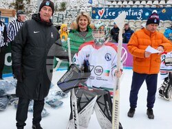 Весела Лечева пусна първата шайба на хокейния фестивал „Зимна класика“