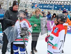 Весела Лечева пусна първата шайба на хокейния фестивал „Зимна класика“