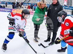 Весела Лечева пусна първата шайба на хокейния фестивал „Зимна класика“
