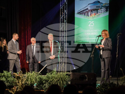 Кметът Фандъкова връчи специално изработени по повод юбилея на столичното метрото медали за изключителни заслуги 