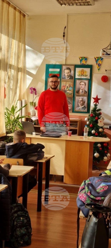 Млад артист въвежда безплатно деца и младежи в тънкостите на актьорското майсторство